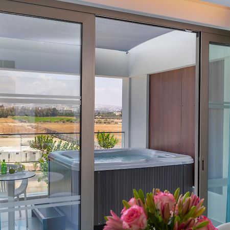 Ivi Mare - Designed For Adults By Louis Hotels Geroskipou Ngoại thất bức ảnh A hot tub on a balcony