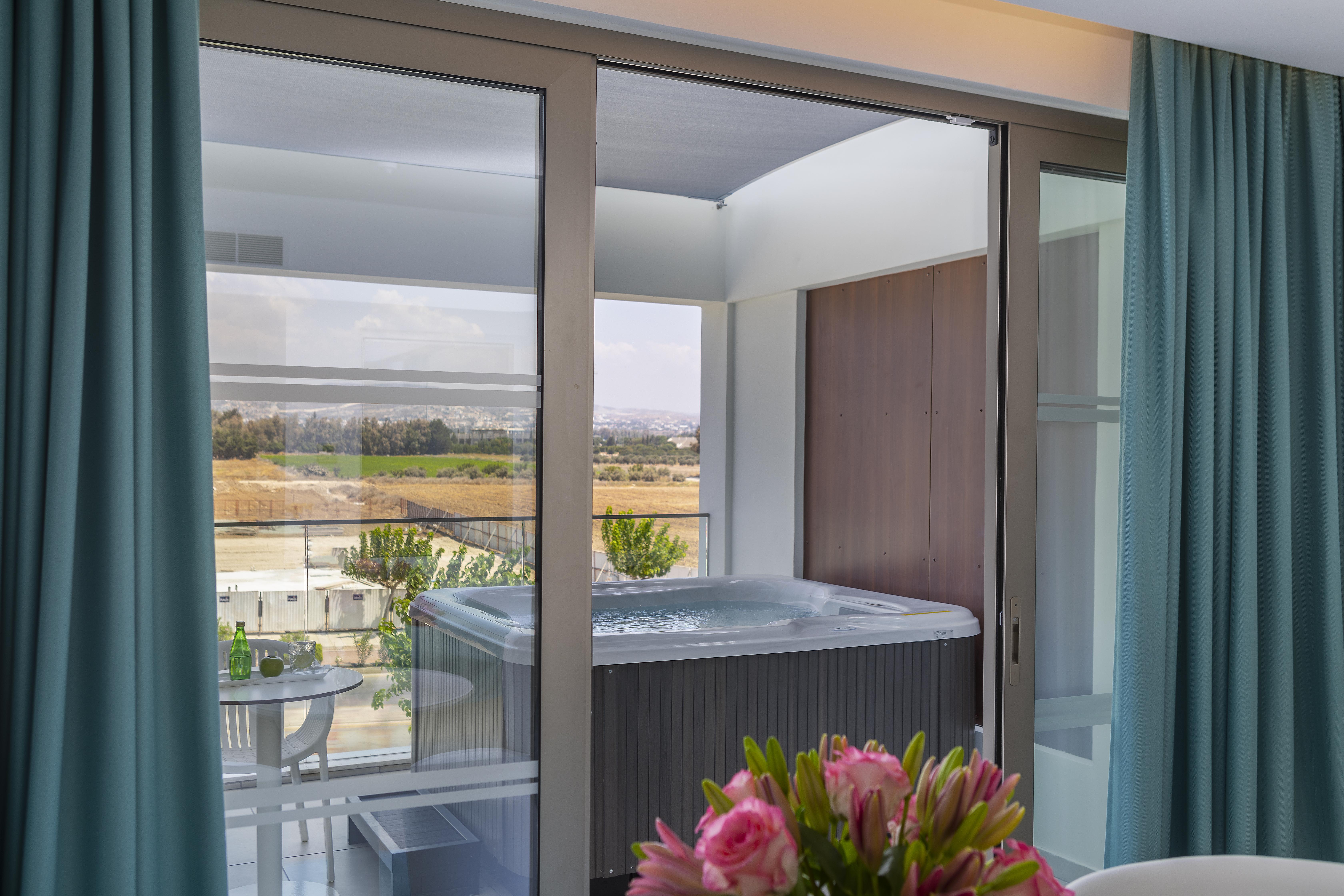 Ivi Mare - Designed For Adults By Louis Hotels Geroskipou Ngoại thất bức ảnh A hot tub on a balcony