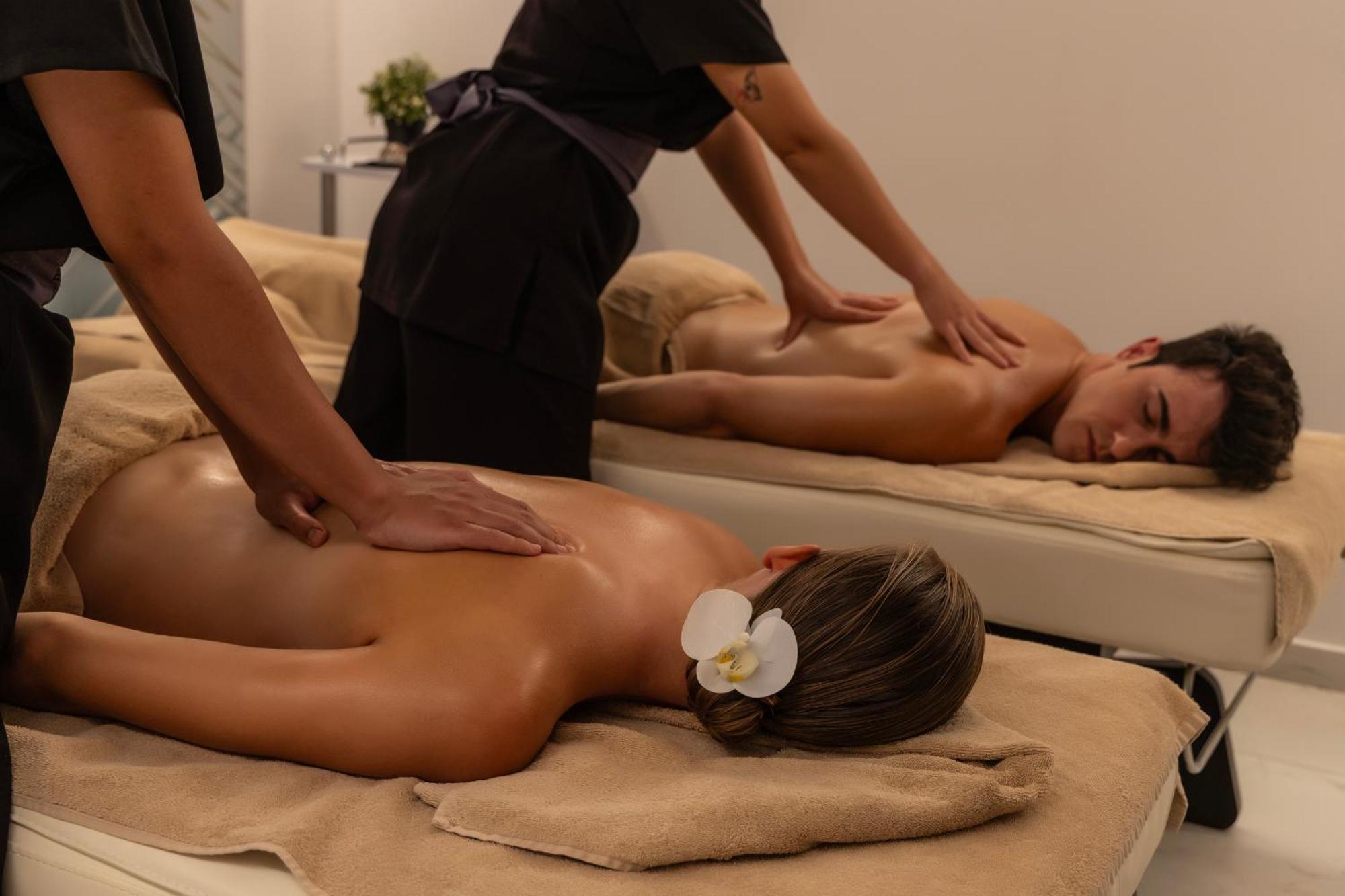 Ivi Mare - Designed For Adults By Louis Hotels Geroskipou Ngoại thất bức ảnh Massage therapists working on a couple