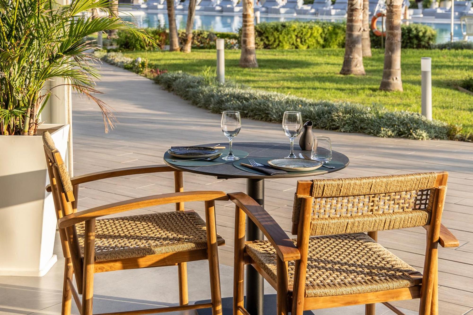Ivi Mare - Designed For Adults By Louis Hotels Geroskipou Ngoại thất bức ảnh A table and two chairs