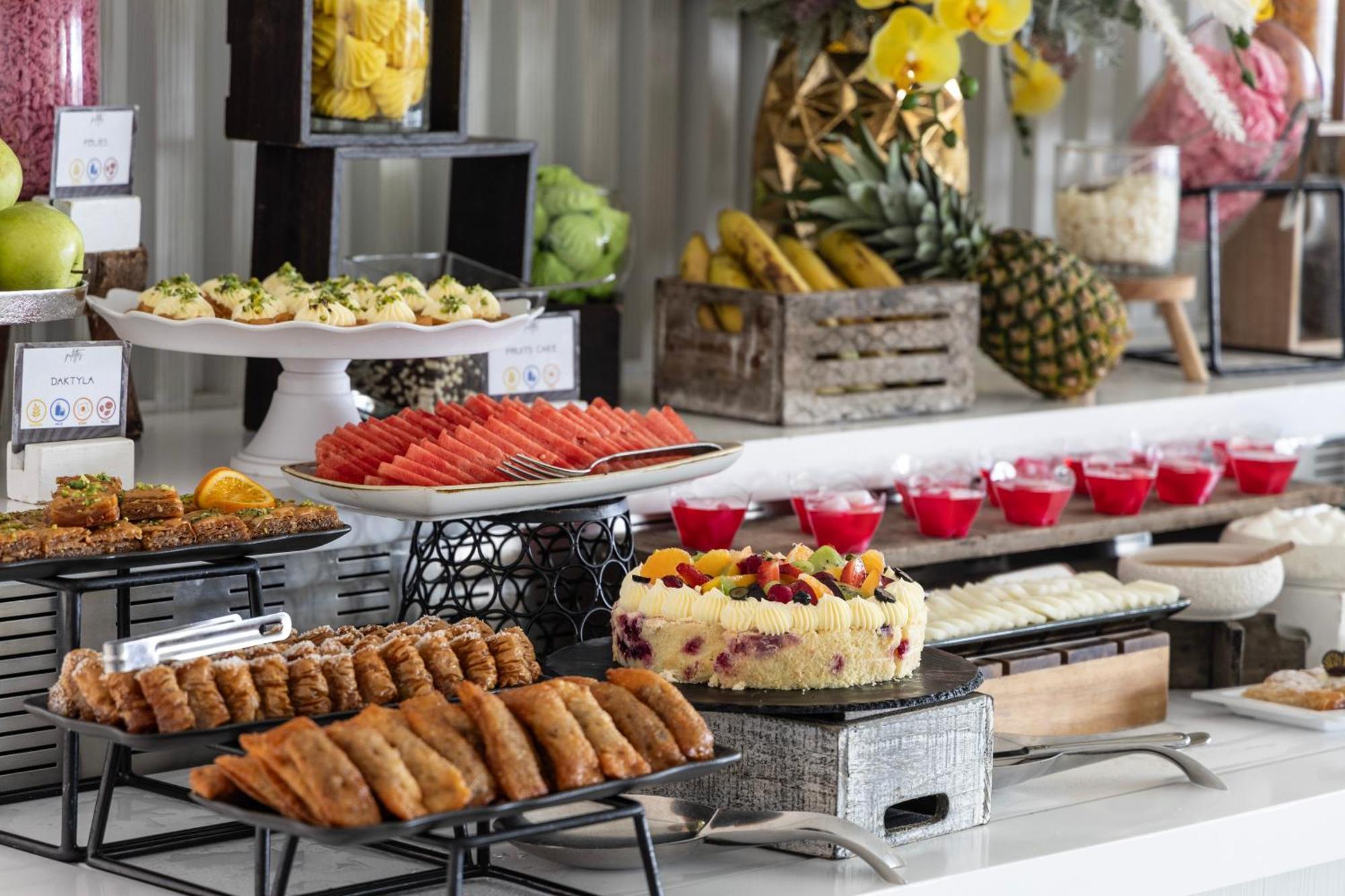 Ivi Mare - Designed For Adults By Louis Hotels Geroskipou Ngoại thất bức ảnh A buffet at a hotel