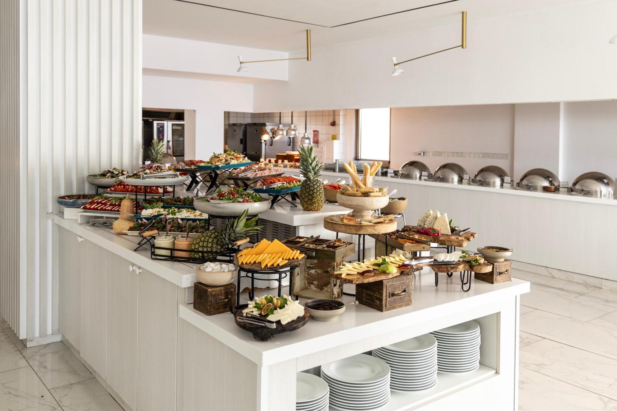 Ivi Mare - Designed For Adults By Louis Hotels Geroskipou Ngoại thất bức ảnh A buffet at a hotel