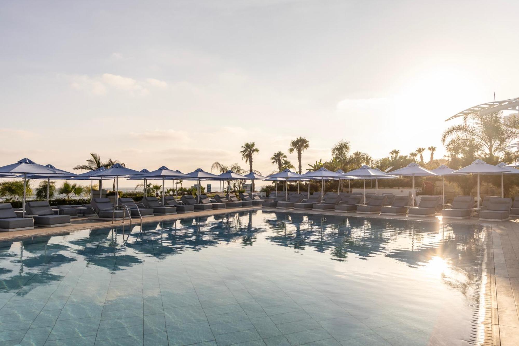 Ivi Mare - Designed For Adults By Louis Hotels Geroskipou Ngoại thất bức ảnh The pool at the Westin Resort