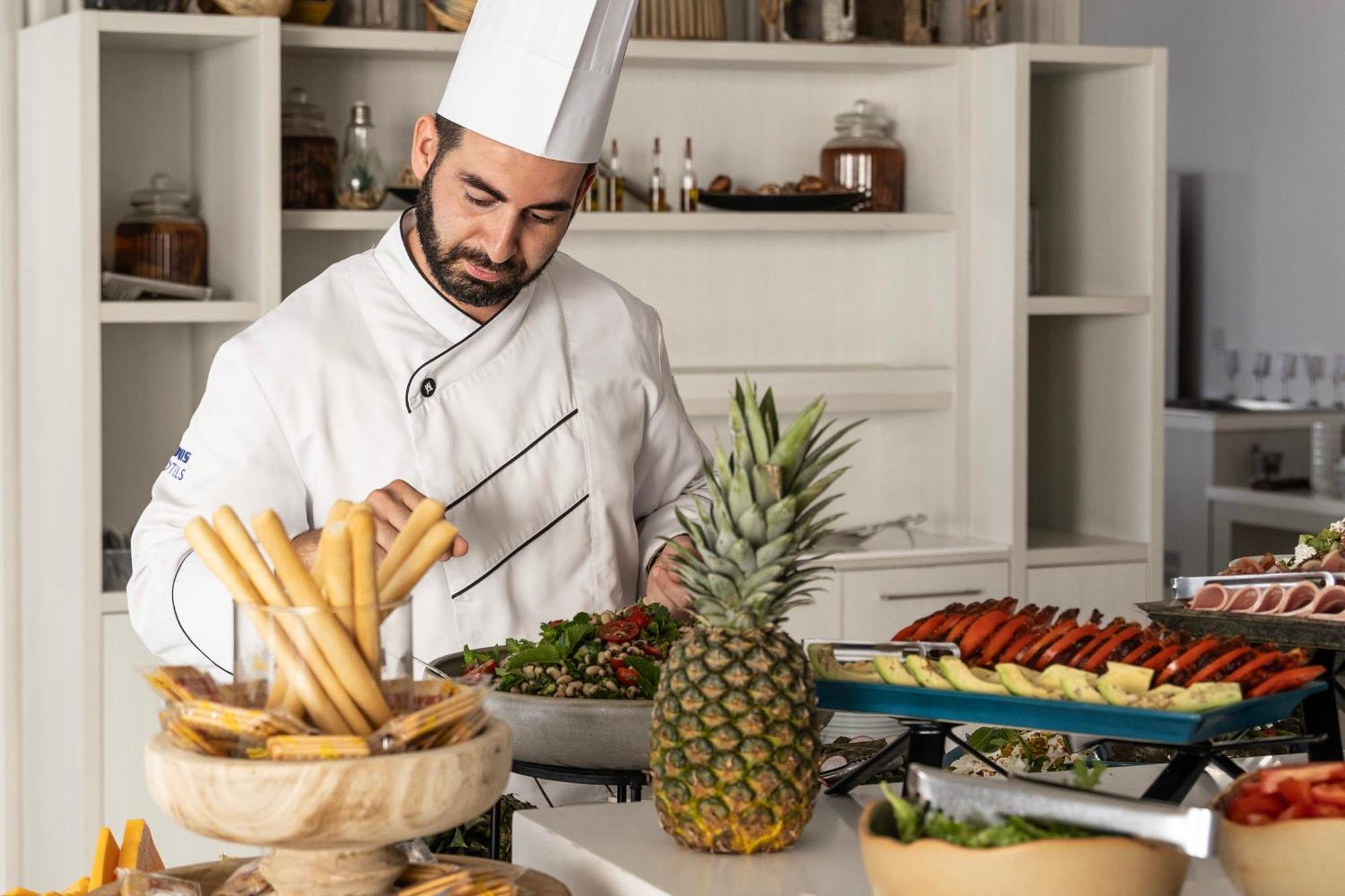 Ivi Mare - Designed For Adults By Louis Hotels Geroskipou Ngoại thất bức ảnh A chef preparing food