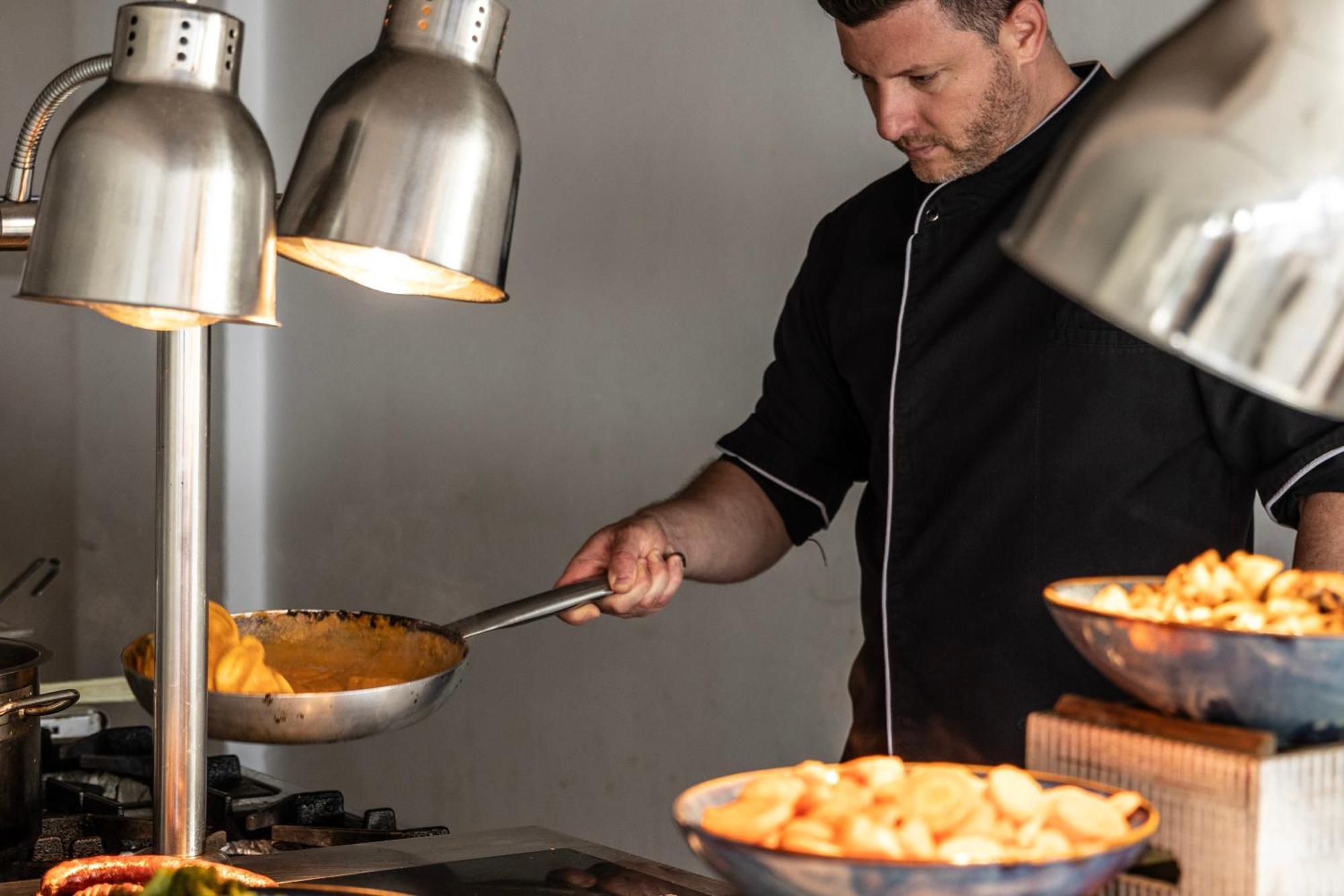 Ivi Mare - Designed For Adults By Louis Hotels Geroskipou Ngoại thất bức ảnh A chef at work