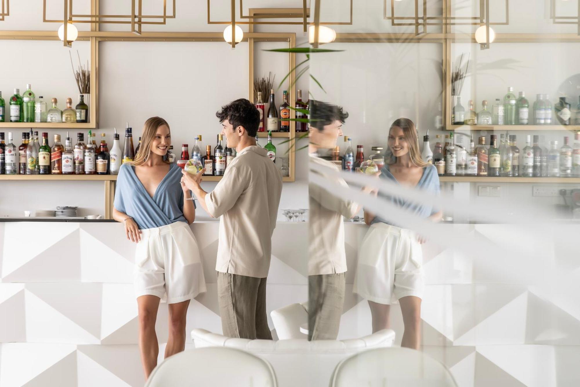 Ivi Mare - Designed For Adults By Louis Hotels Geroskipou Ngoại thất bức ảnh The bar at the hotel